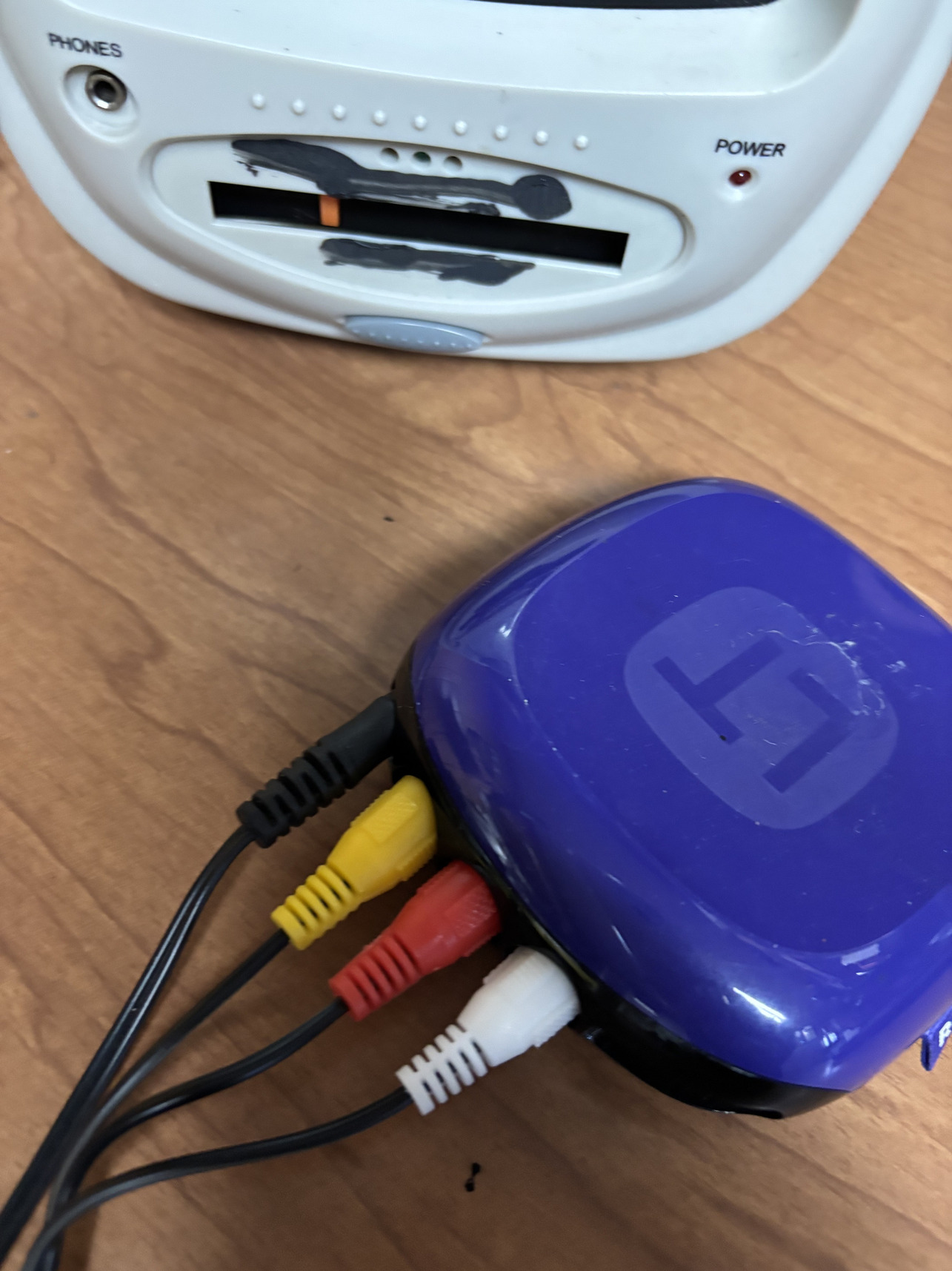 Figure 6. RCA cable connected to the Roku LT 2700x